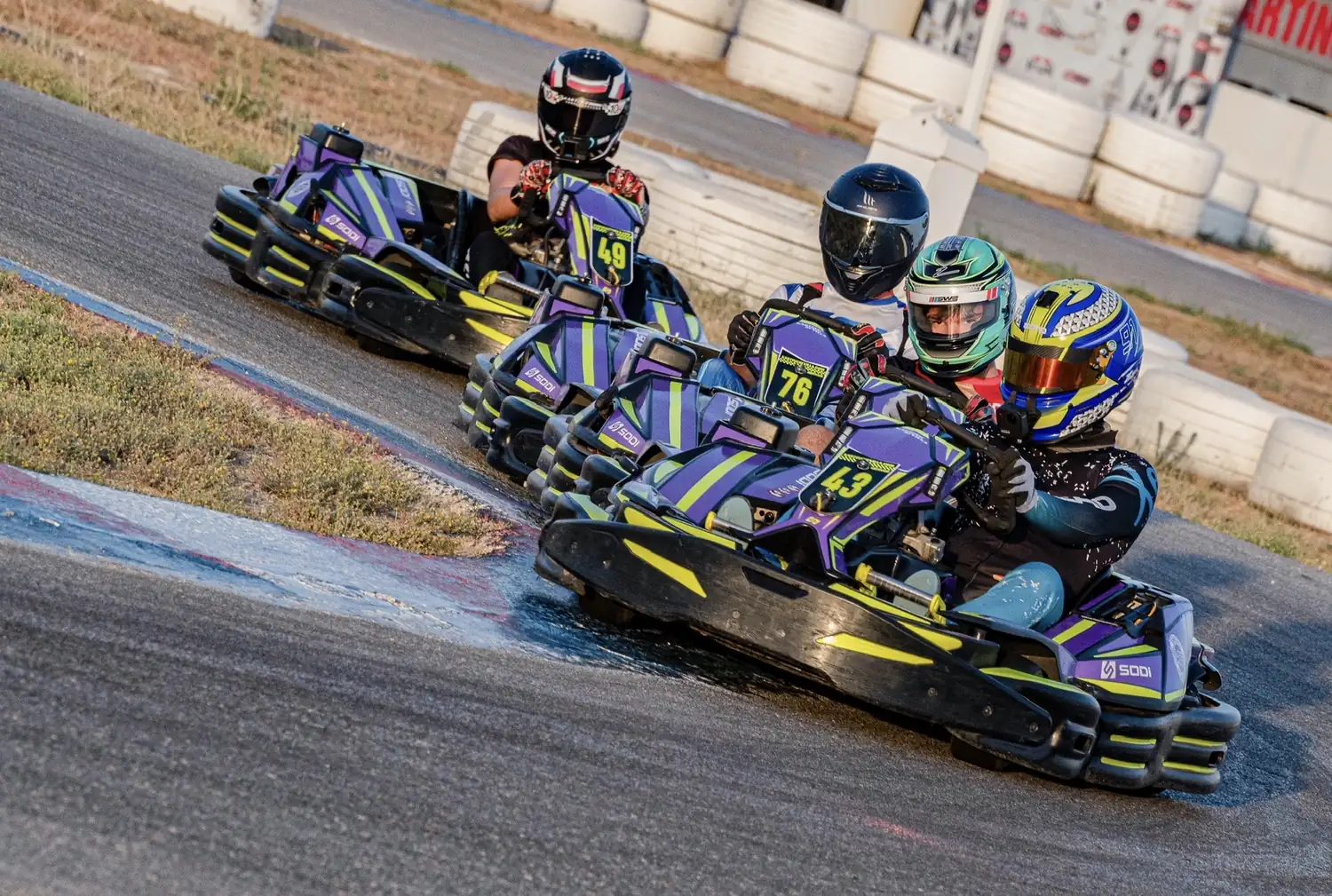 Salida de una carrera de karts de alquiler