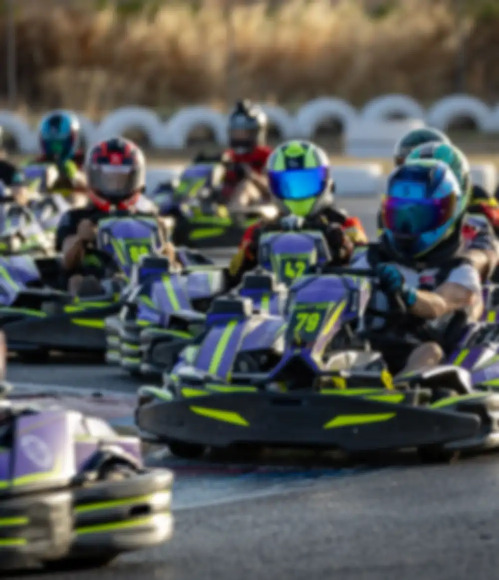 Karts de alquiler en plena carrera
