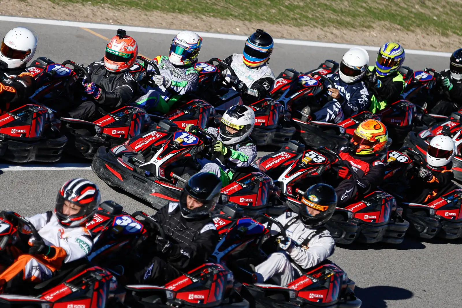 Parrilla de salida de una carrera de karting de alquiler en el Circuito de Karting Sevilla