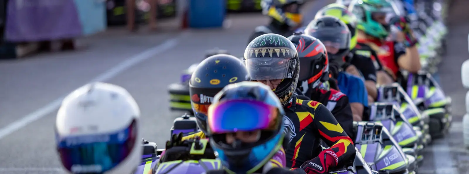 Salida de una carrera de karts de alquiler