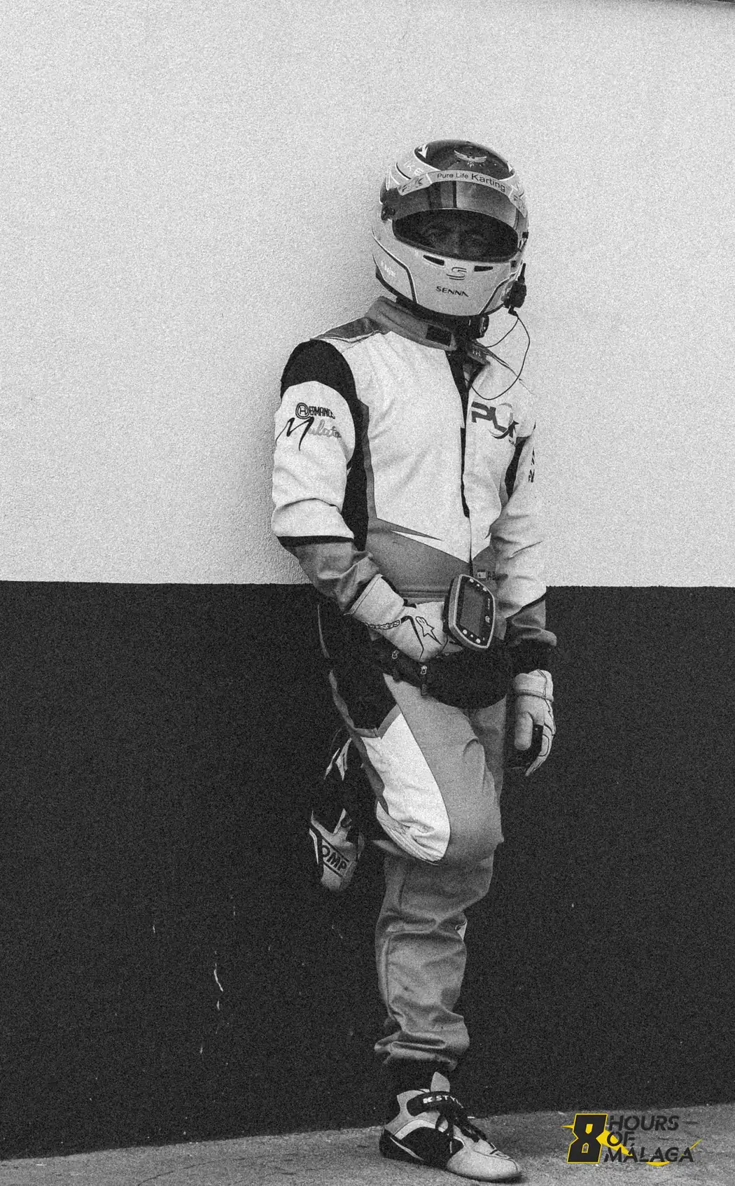 Piloto al volante de un kart de alquiler en competición