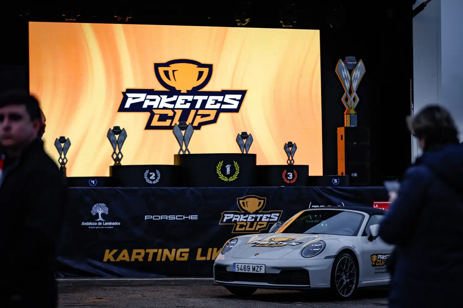 Podio de una carrera de karting con los tres primeros clasificados