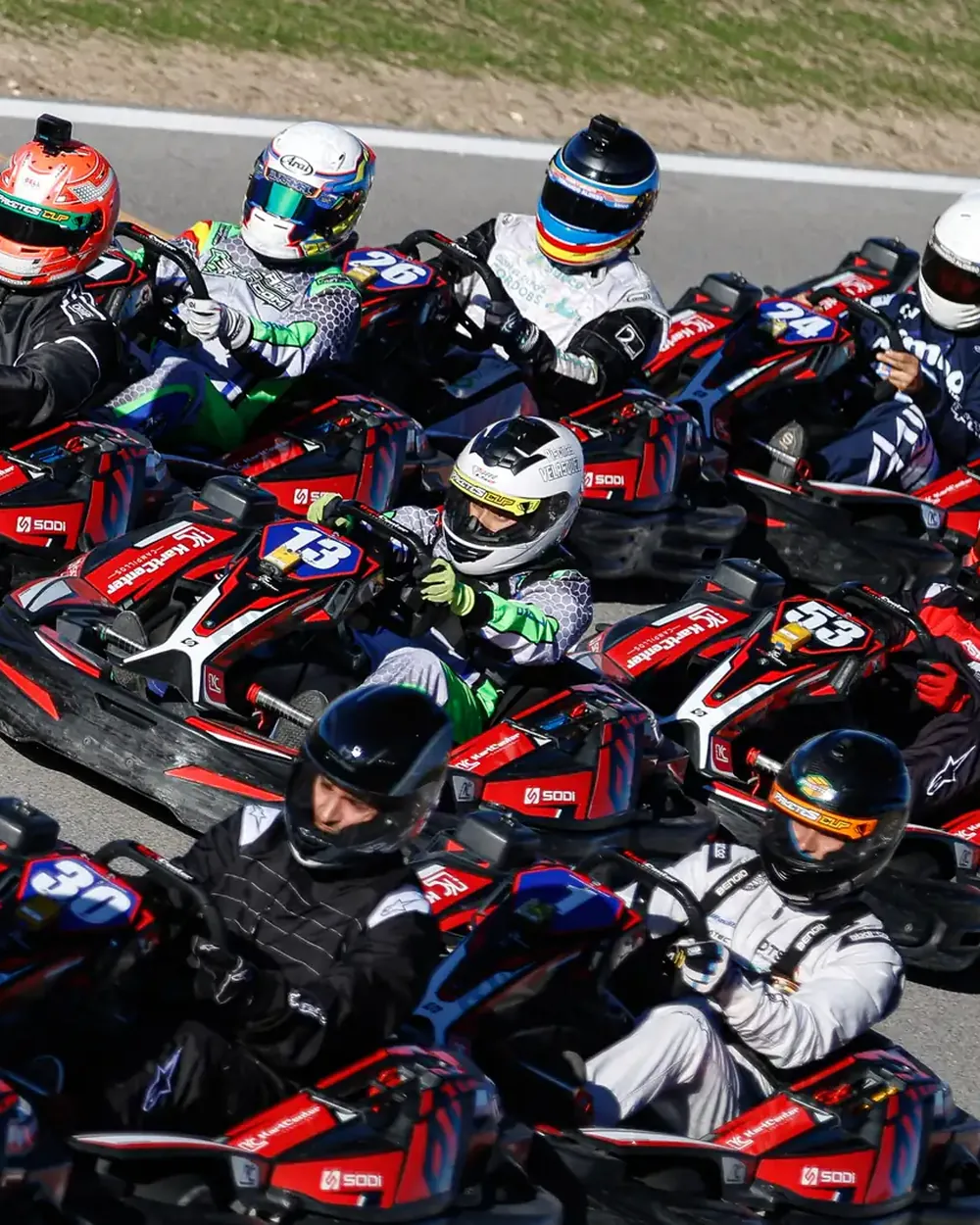 Parrilla de salida llena de karts de alquiler vista desde arriba